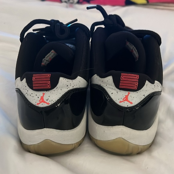 mens used jordans black and white and red in men’s 11- no box - Picture 2 of 9